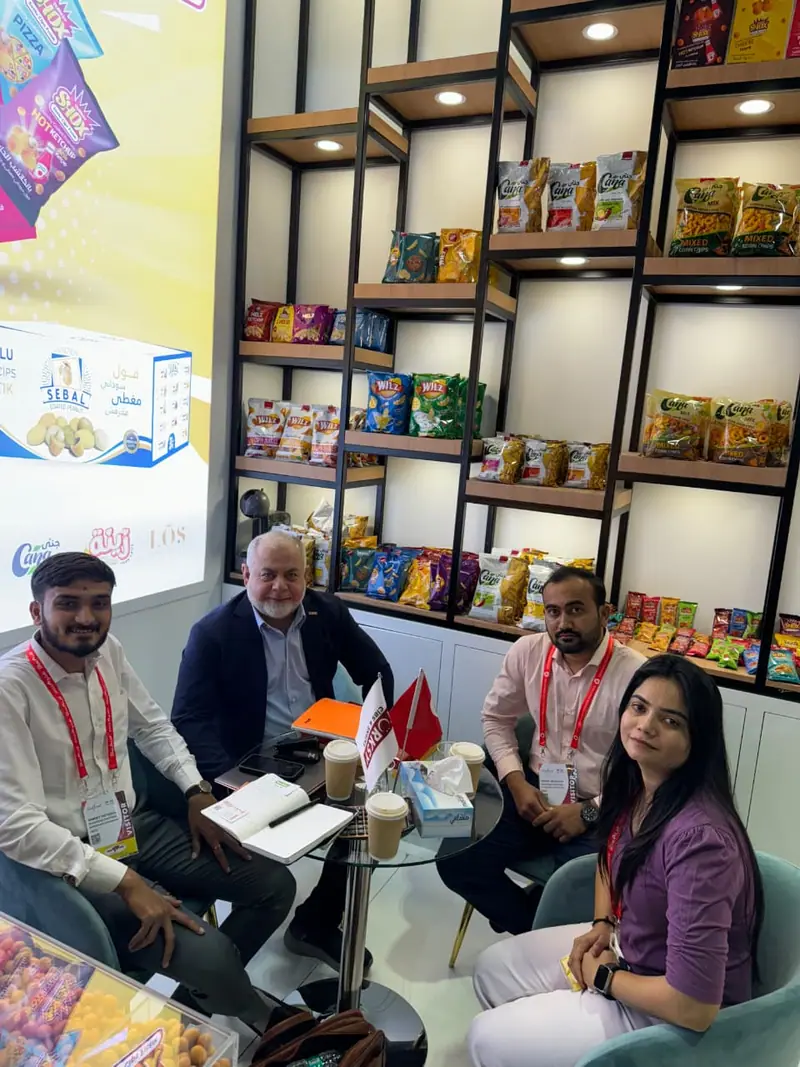 Discussion with a snack manufacturer at a trade show