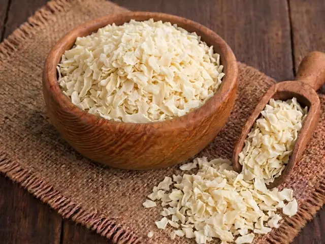 Dehydrated potato flakes drum-dried in Gujarat