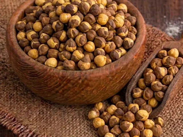 Roasted chickpeas with skin (chilka chana) for export