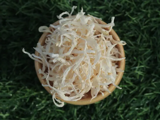 Dehydrated white onion flakes kibbled from Mahuva, Gujarat