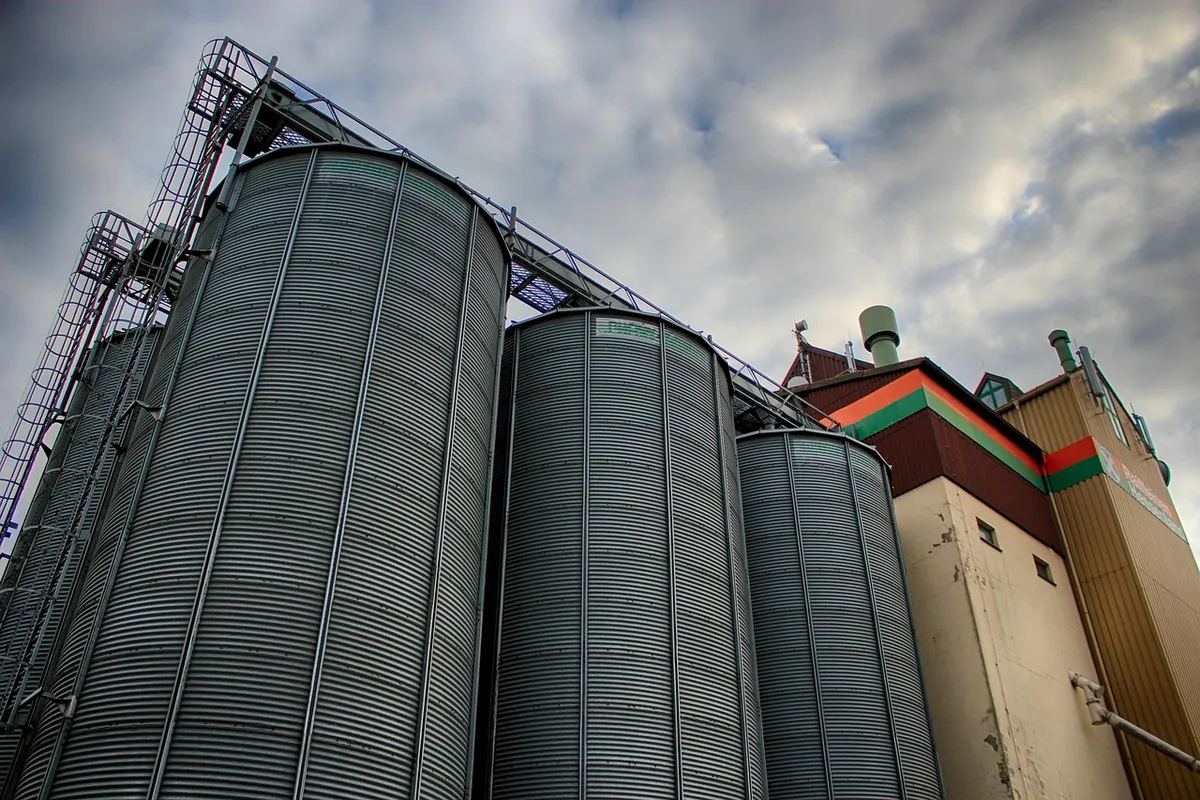 Grain and feed storage silos that help limit aflatoxin in feed