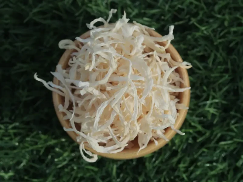 Dehydrated white onion flakes, the largest dried onion form