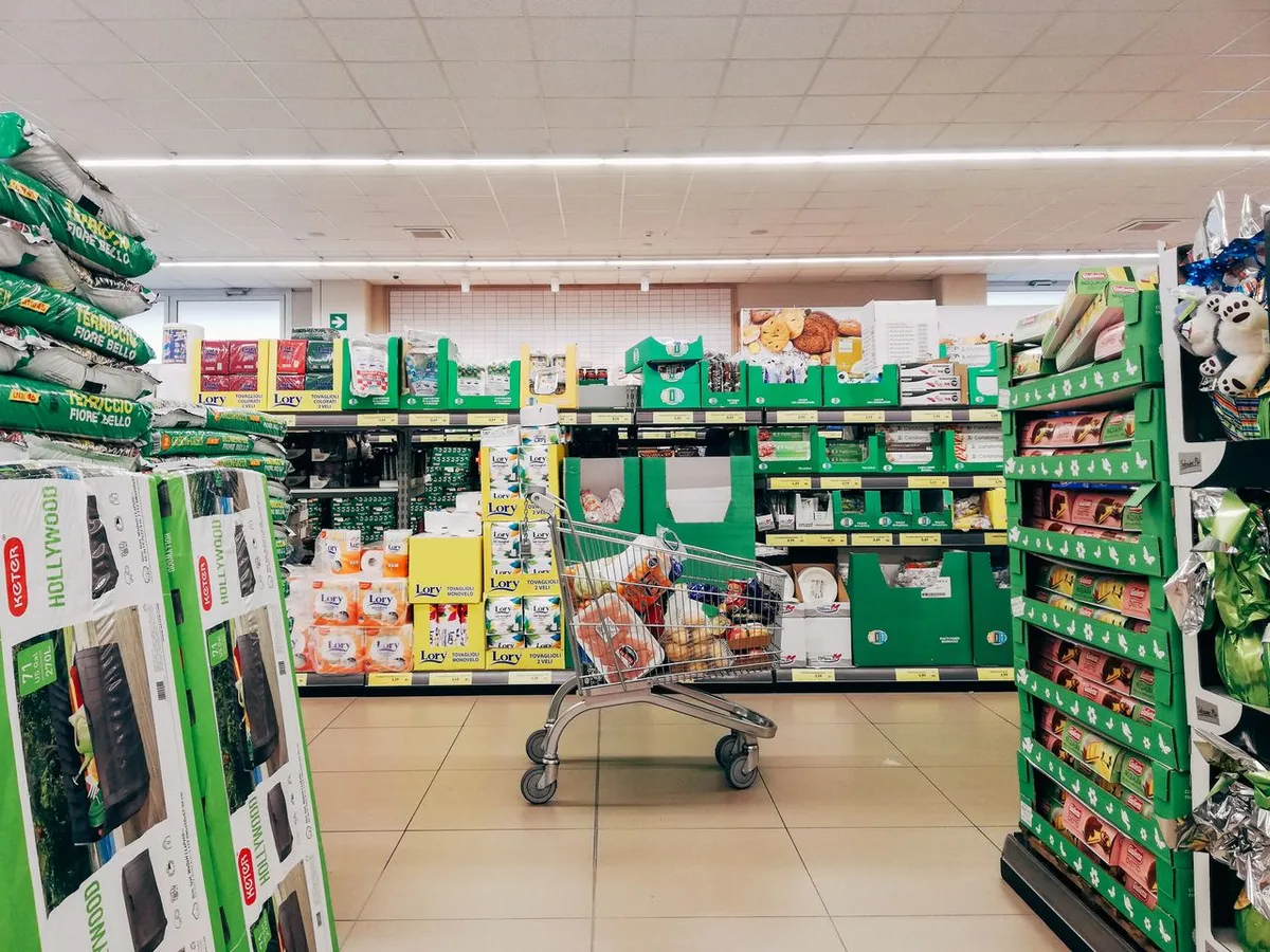 Supermarket aisle where imported food must meet Saudi Arabic labelling requirements