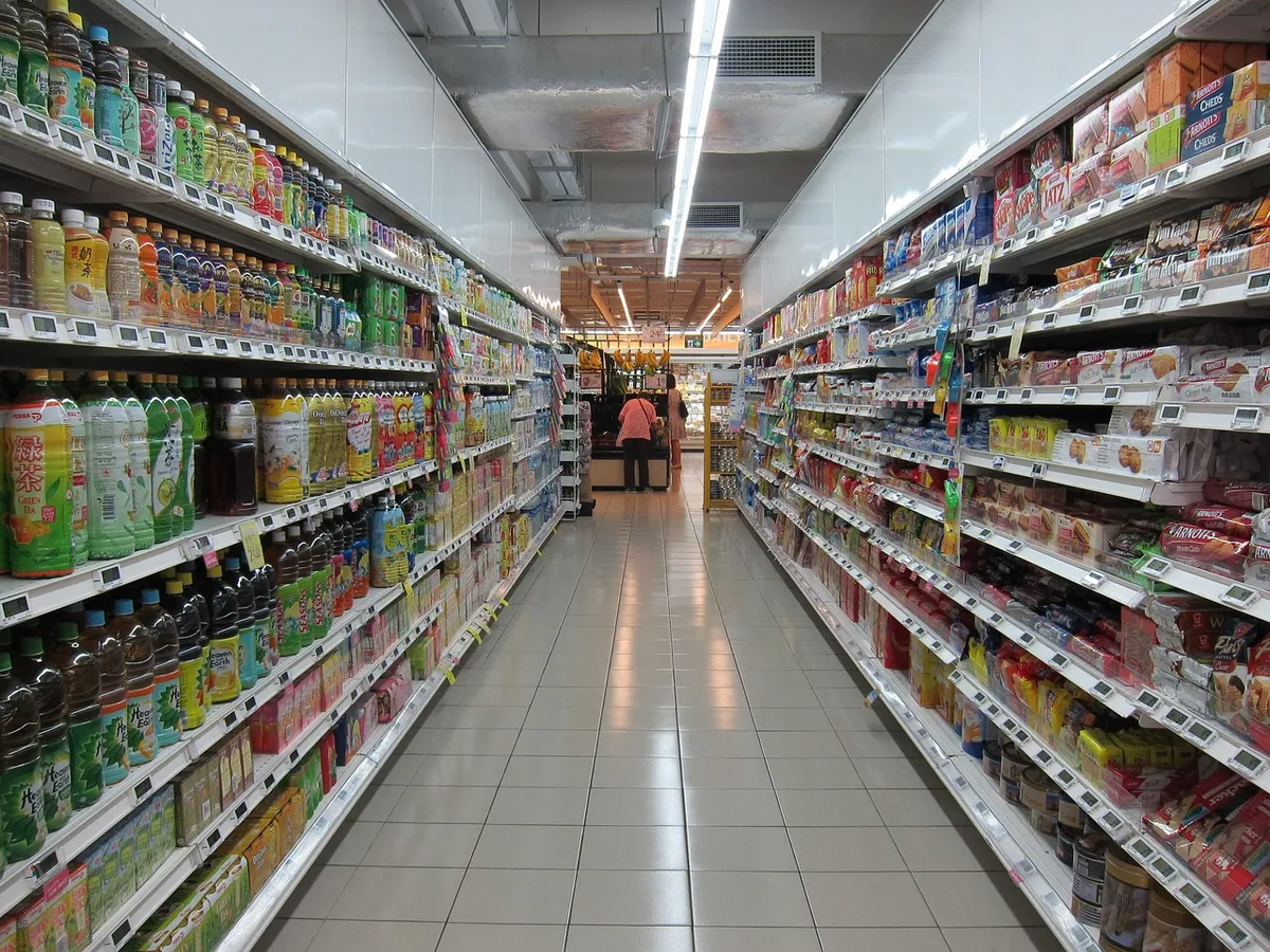 Supermarket aisle with packaged food that must meet UAE labelling rules