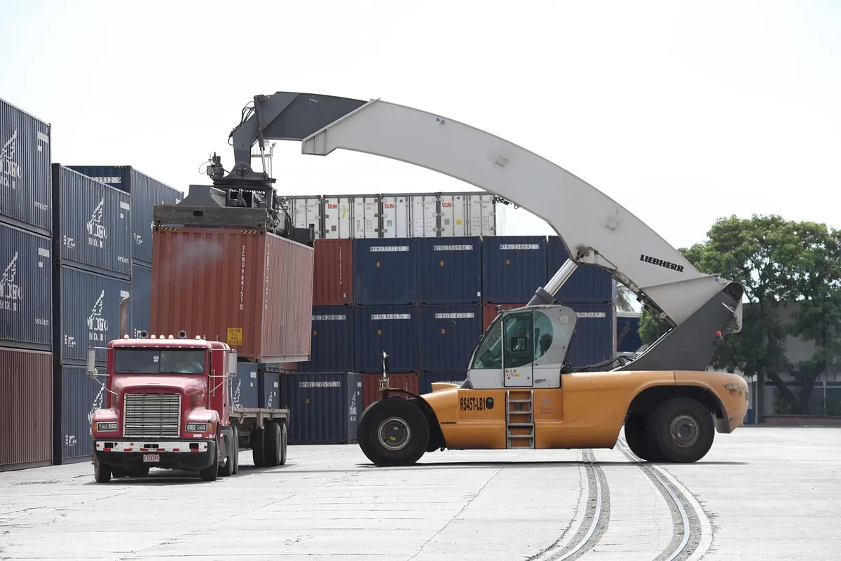 Container handled at a port terminal, part of the FOB price