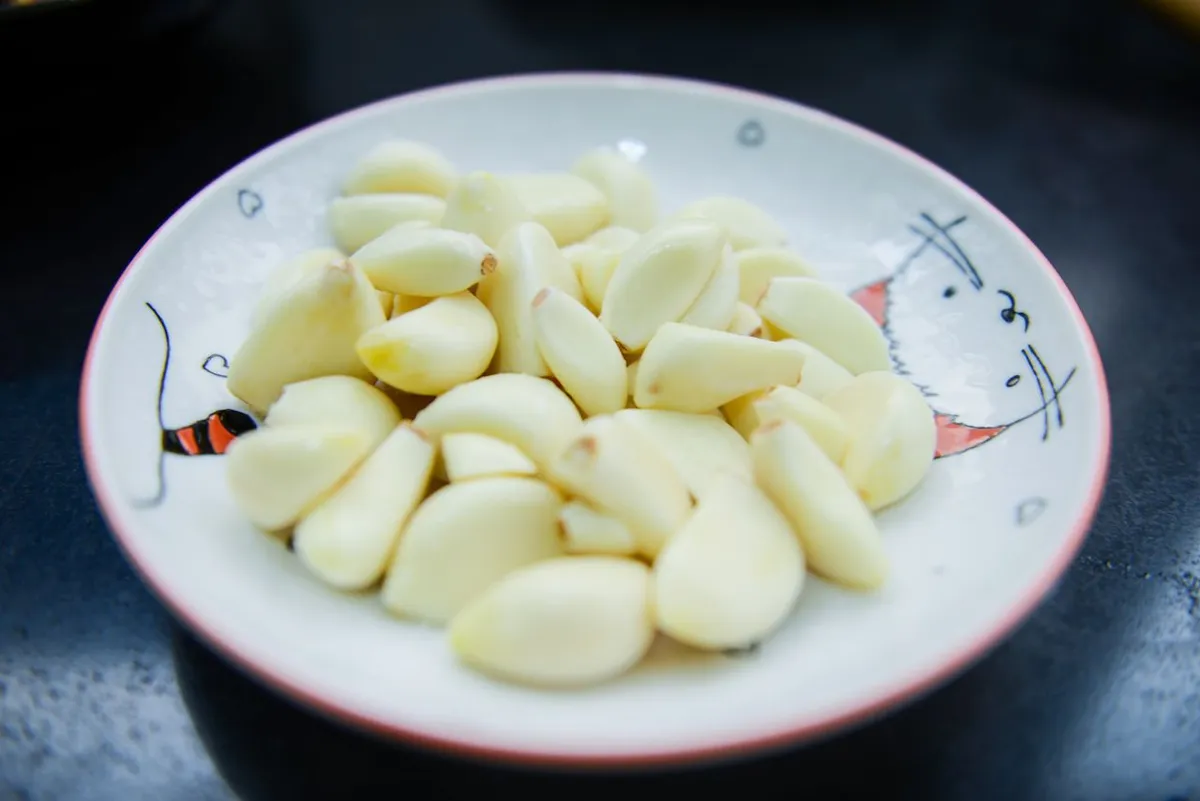 Peeled garlic cloves ready for slicing and drying