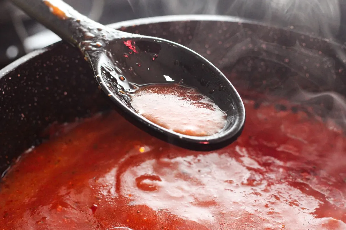Tomato sauce cooking with onion powder