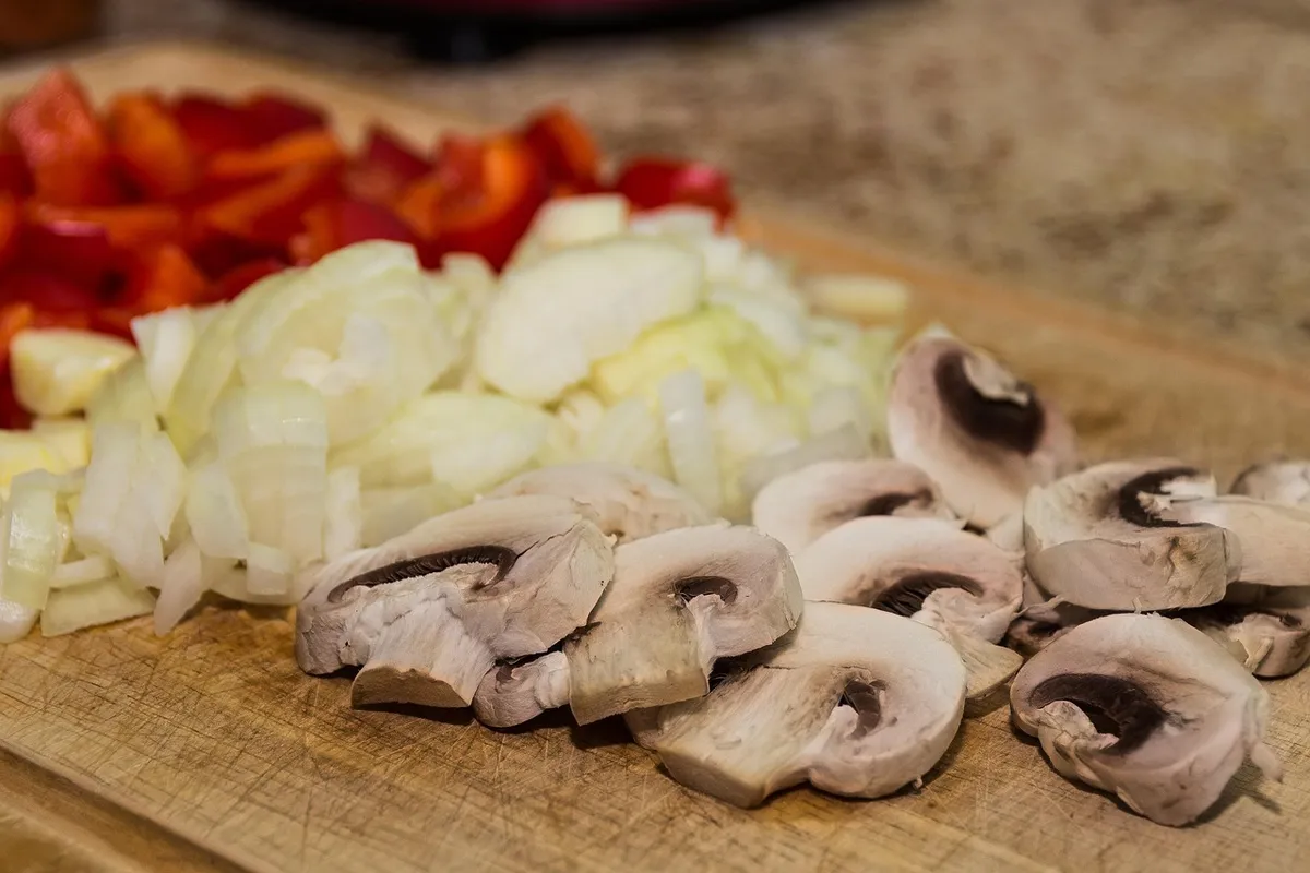 Fresh chopped onion compared with onion powder in cooking