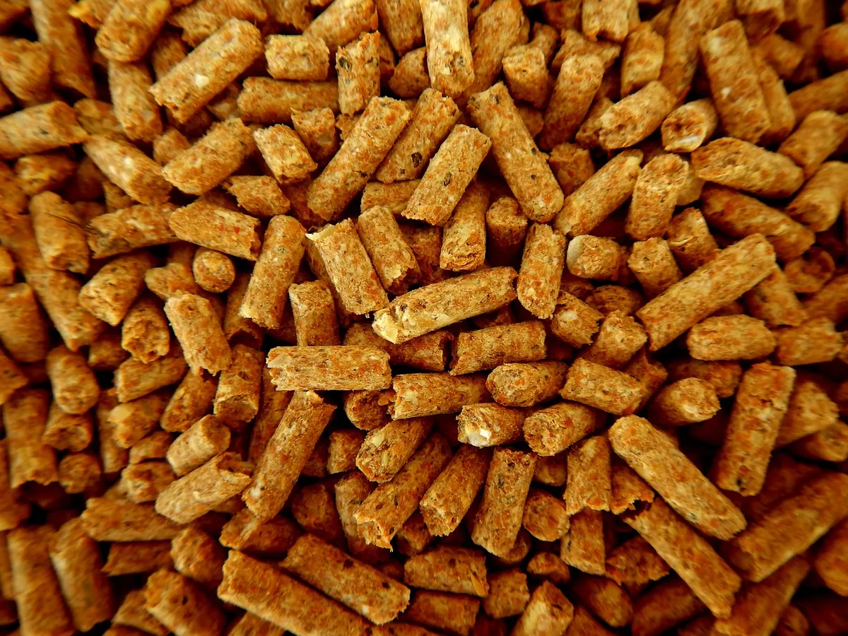Pelleted poultry feed made from a formulated ingredient mix