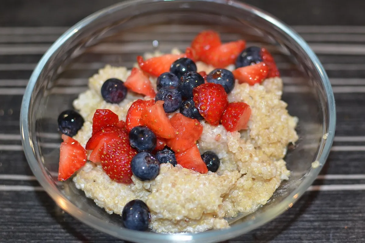 Quinoa porridge topped with berries as a source of quinoa nutrition