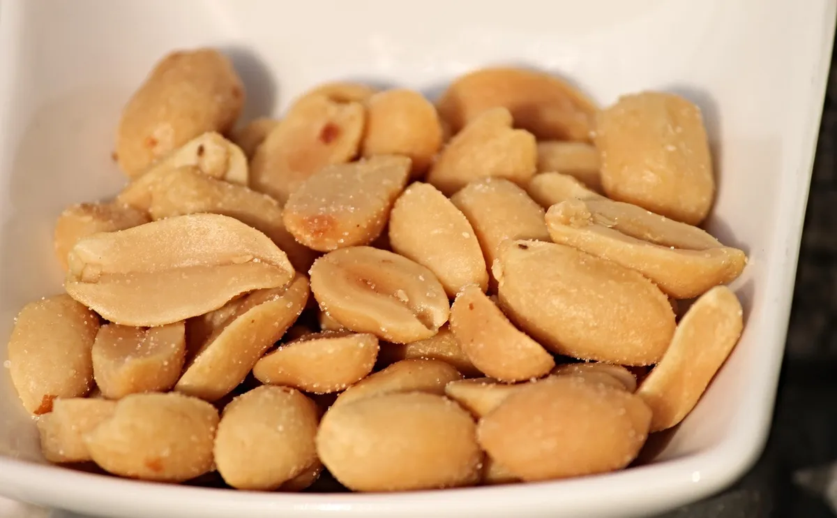 Bowl of dry-roasted peanut kernels, showing roasted peanut calories