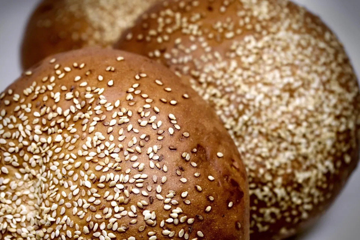 Burger buns topped with high-purity white sesame seeds