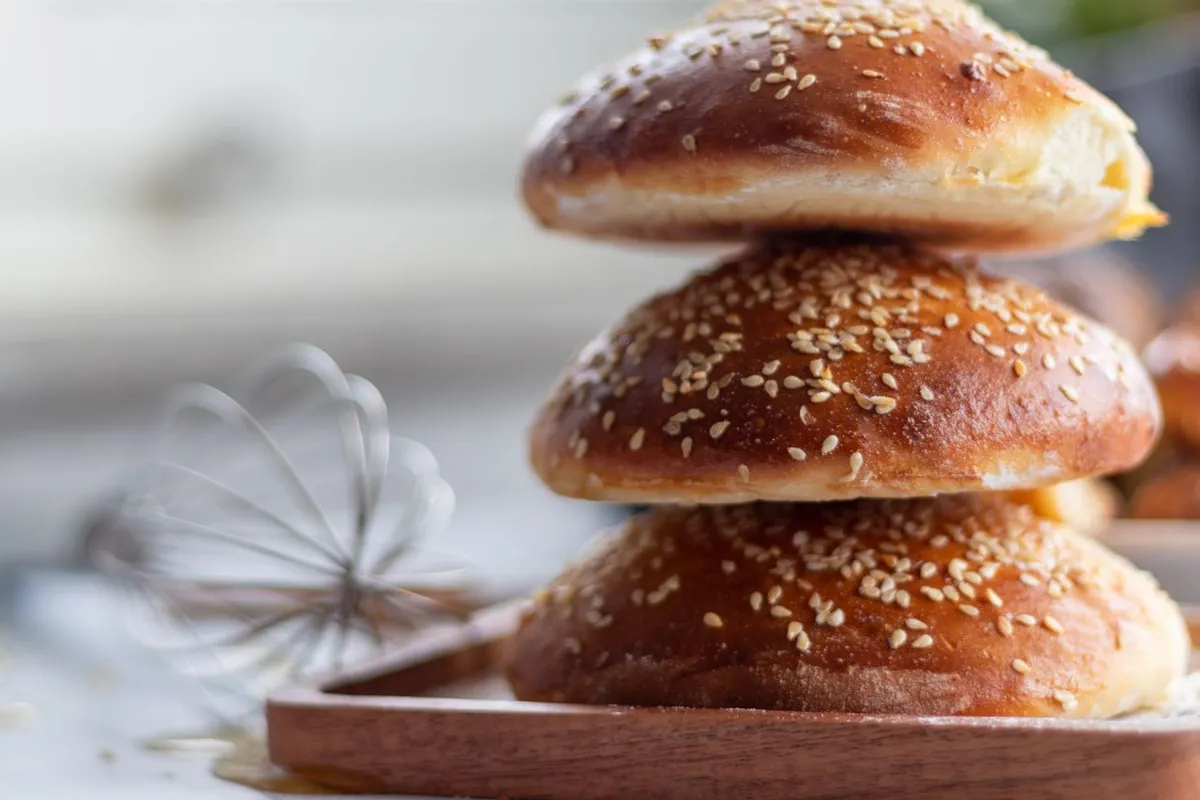 Sesame seed buns as an everyday source of sesame