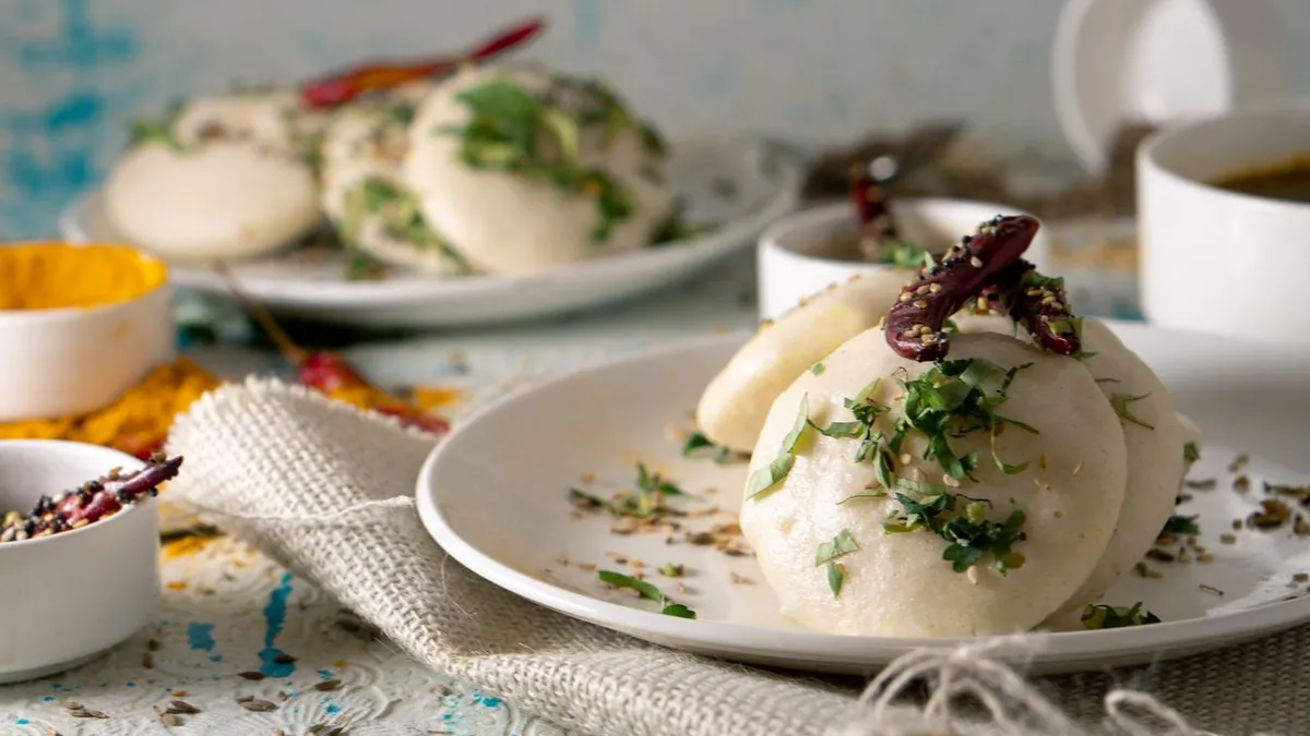 Idli made from batter of rice and white urad dal