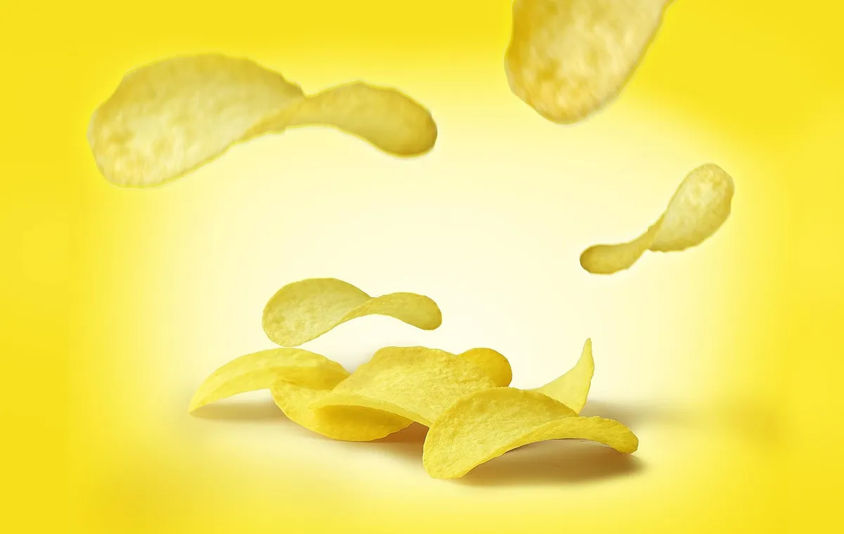Stackable potato chips made from potato flakes and powder